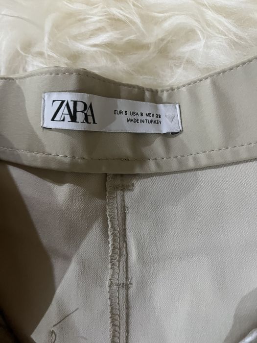 Pantaloni crem scurti Zara