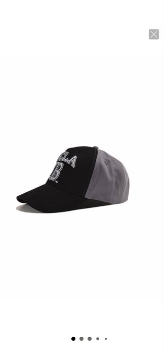 Бейзболна шапка с козирка