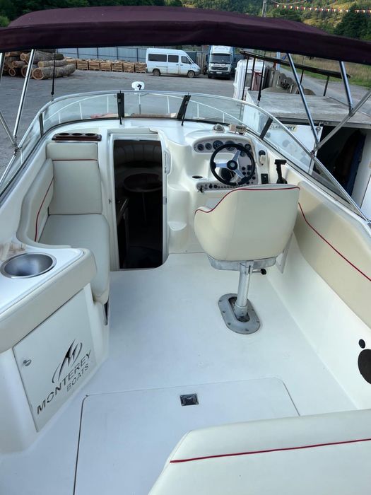 Barcă Monterey 265 Cruiser – cabinată, complet echipată