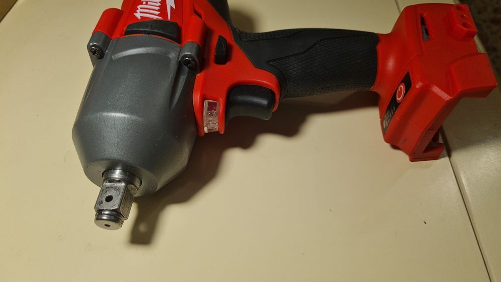 Masina / bormasina de înșurubat cu impact 18v milwaukee