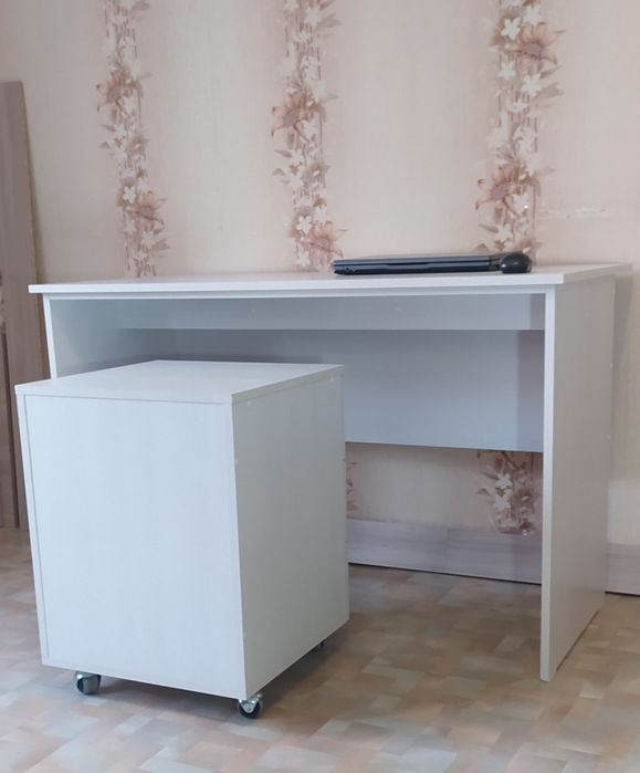 Письменный стол с  тумбой