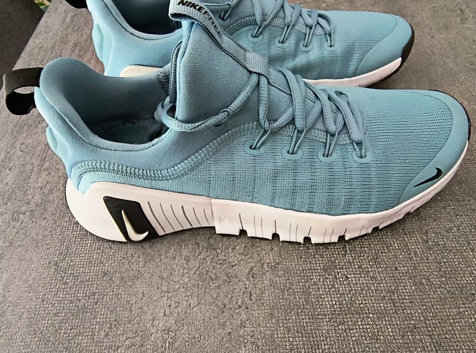 NIKE FREE METCON 6

Оригинални мъжки маратонки много добре запазени.Размер 41, 26 см. Използвани са за кратко.
