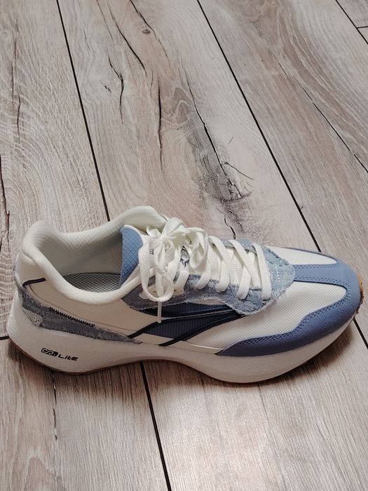 Продам кроссовки