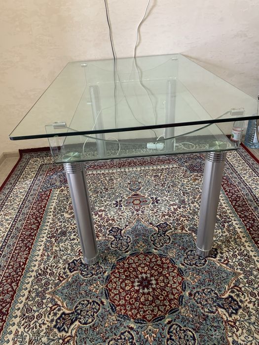 Стол стеклянный.