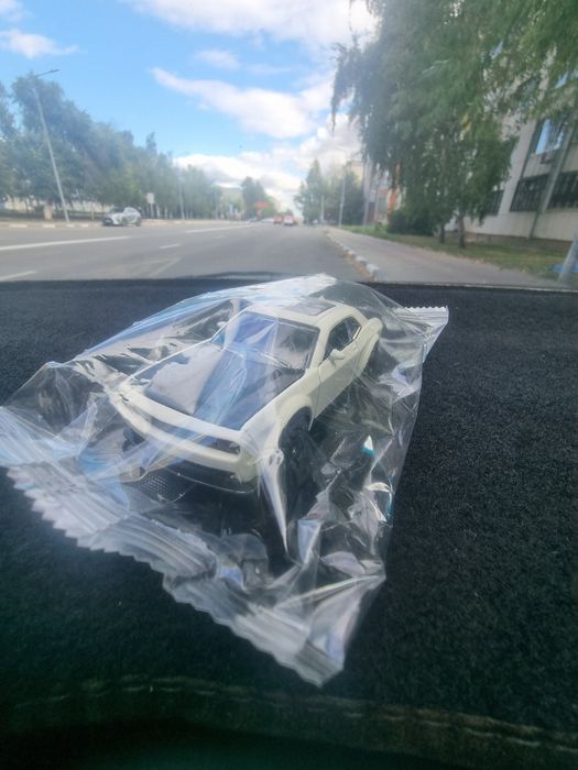 Продам машинку dodge challenger новая