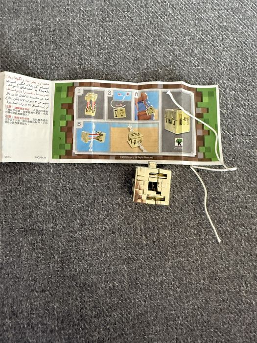 продам 2 золотых блока  с kinder joy майнкрафт