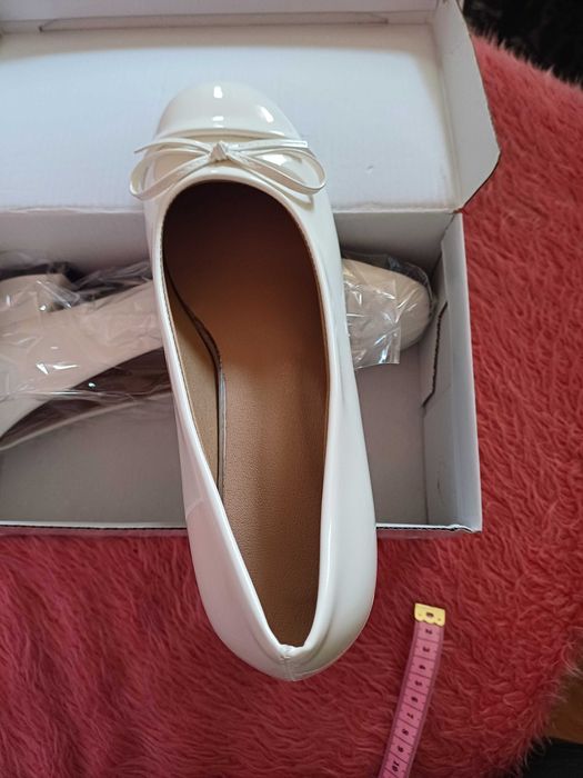 Лачени бели обувки