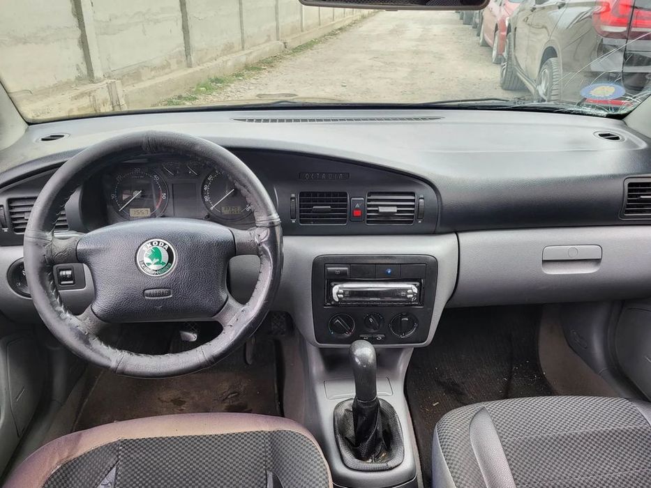 Dezmembram Skoda Octavia 1 usa dreapta fata/ usa stanga-dreapta spate