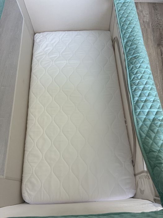 Детска кошара с подарък матрак и аксесоари – отлично състояние!