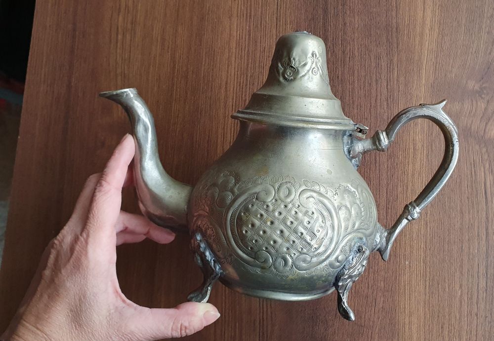 Ceainic alama argintată