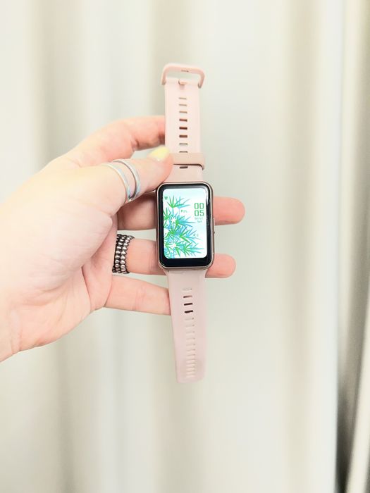 Продам часы Huawei watch fit