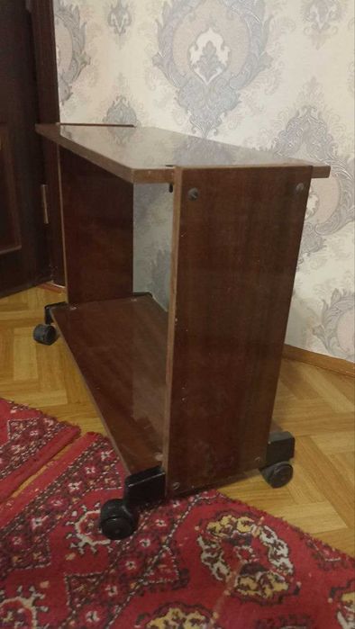 Продам столик - подставку. Под что угодно, что поместится