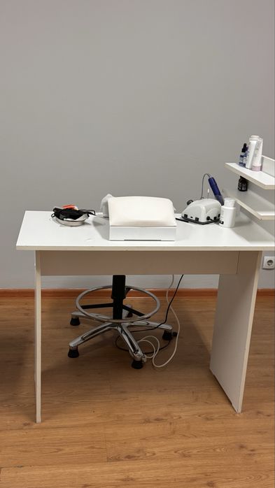 Маникюрные стулья продаются