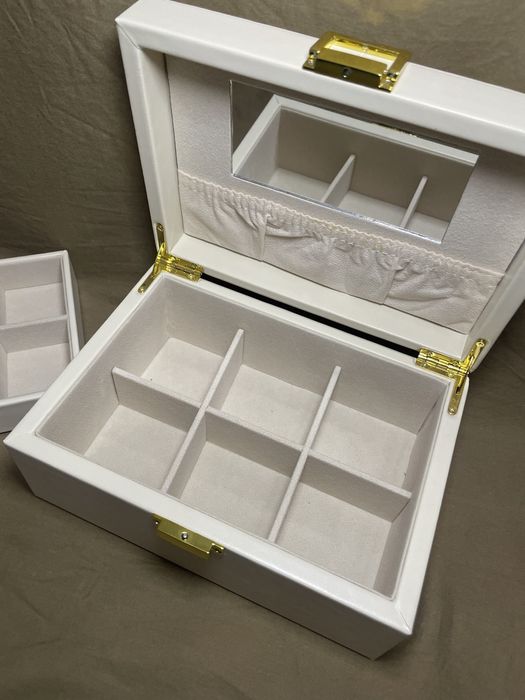 Шкатулка для украшении