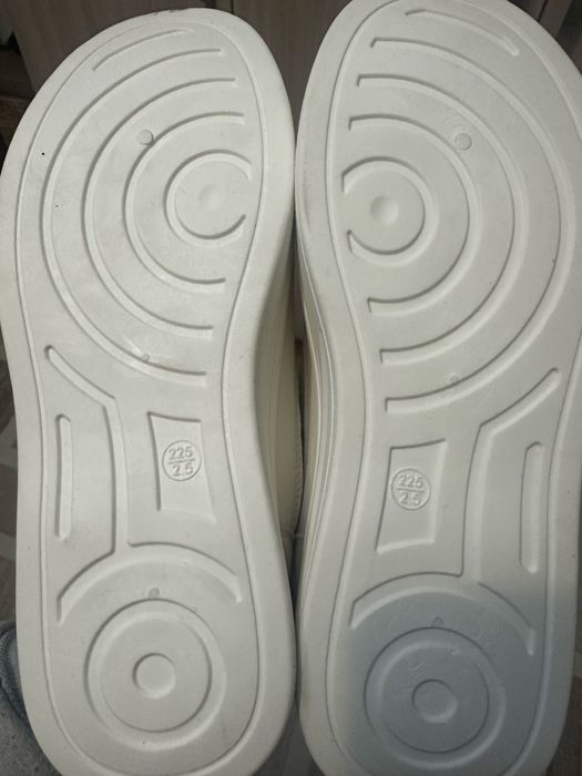 Продам детские кроссовки