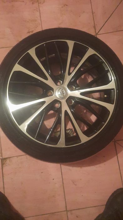 Продаю шины для камри