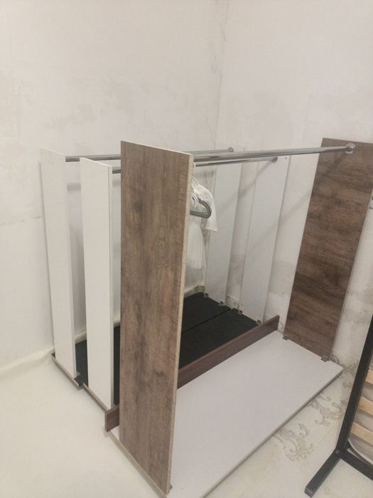 Шкафчики и  плательнач вешалка