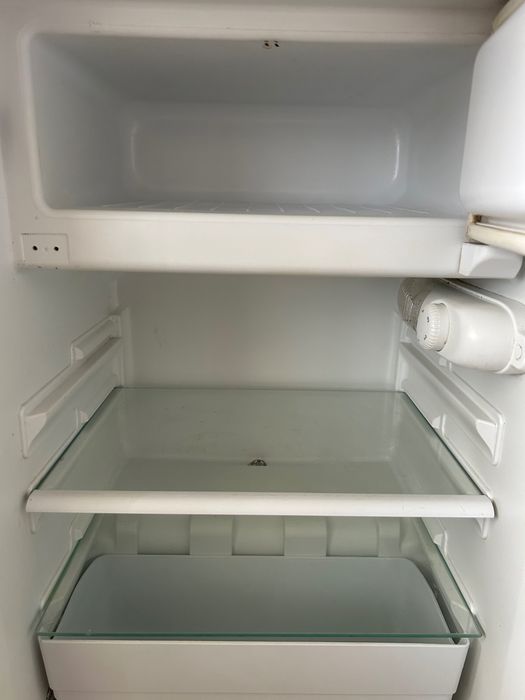 Хладилник малък с вътрешен горен фризер