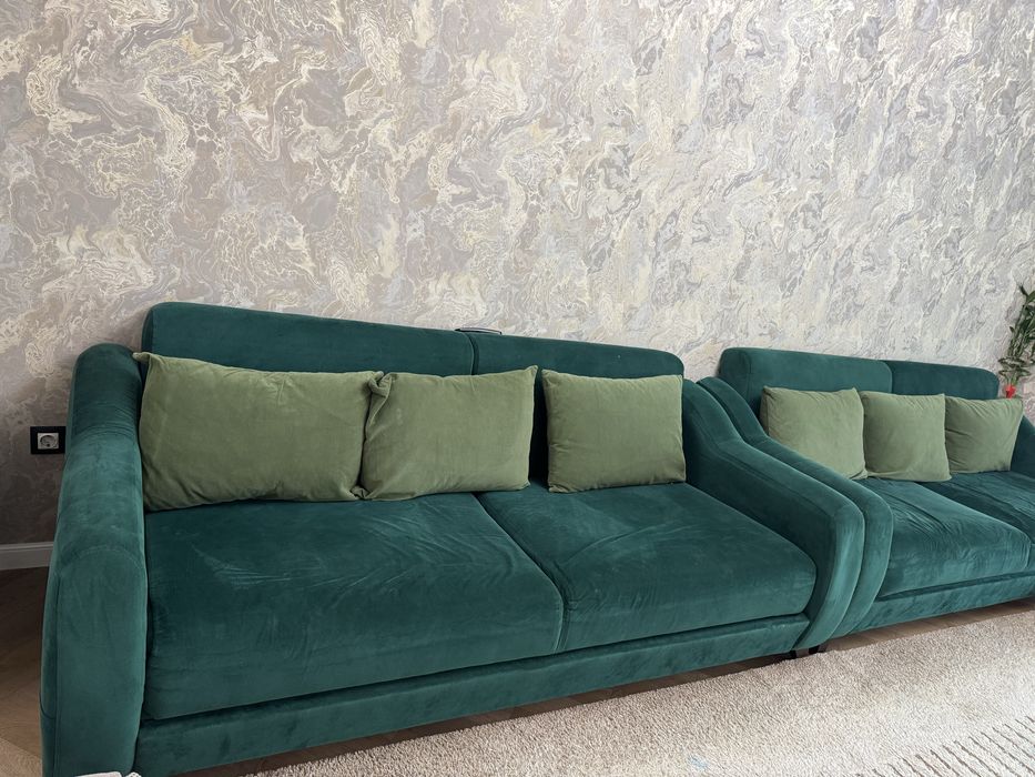 Диван с тремя подушками