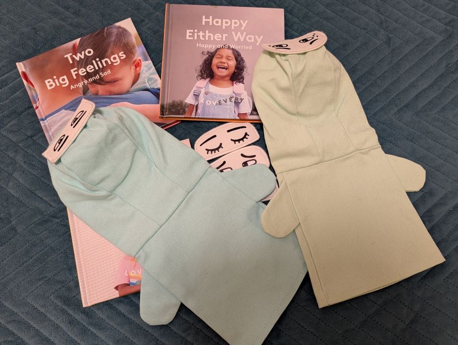 Lovevery три книжки и кукли за емоциите