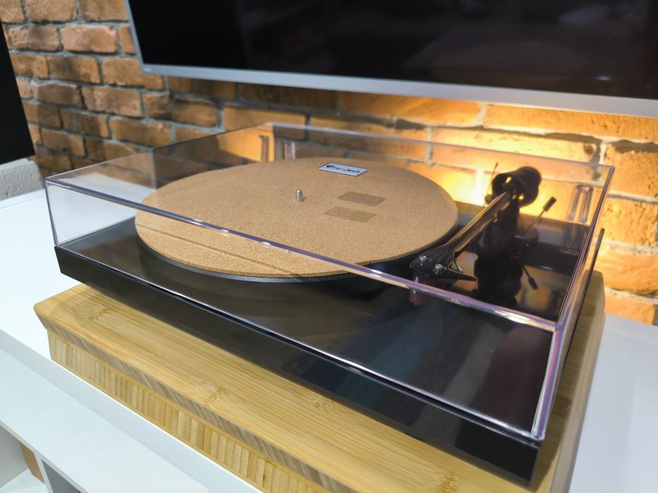 Грамофон Pro-Ject - Debut E Carbon