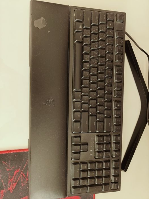 Настолен компютър + извит монитор + RGB клавиатура