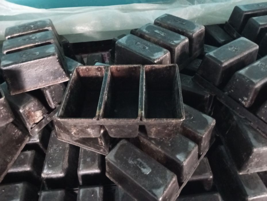 Pechlar sotiladi.Non va boshqa pishiriqlar uchun,barcha jihozlari bn