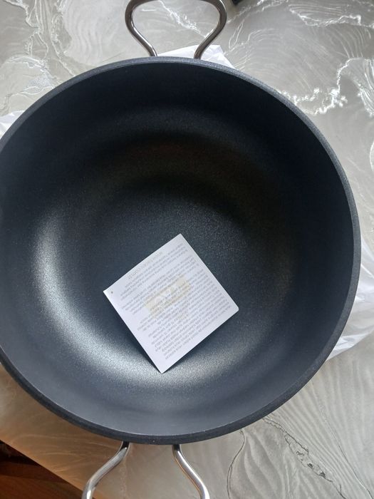 Нова чугунена тенджера