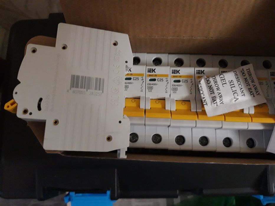 Автоматы однополюсные на 25А для электрика.