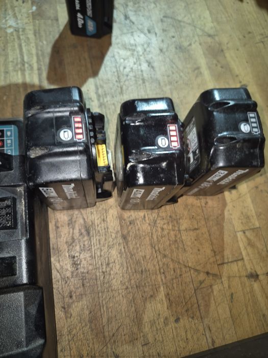 Acumulator baterie MAKITA 18v 3 4  5 ah si Incarcator MAKITA DC 18