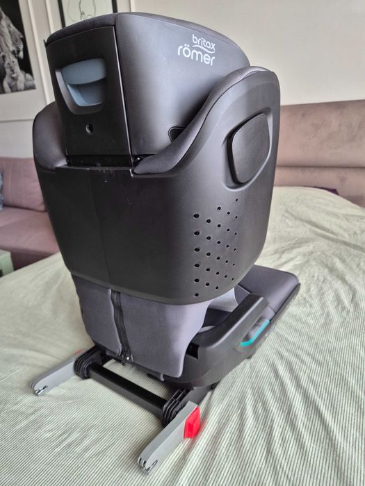 Ново детско столче Britax Römer Kidfix M i-Size BR (3.5 - 12год) с ISOFIX в сив цвят (Midnight Grey)