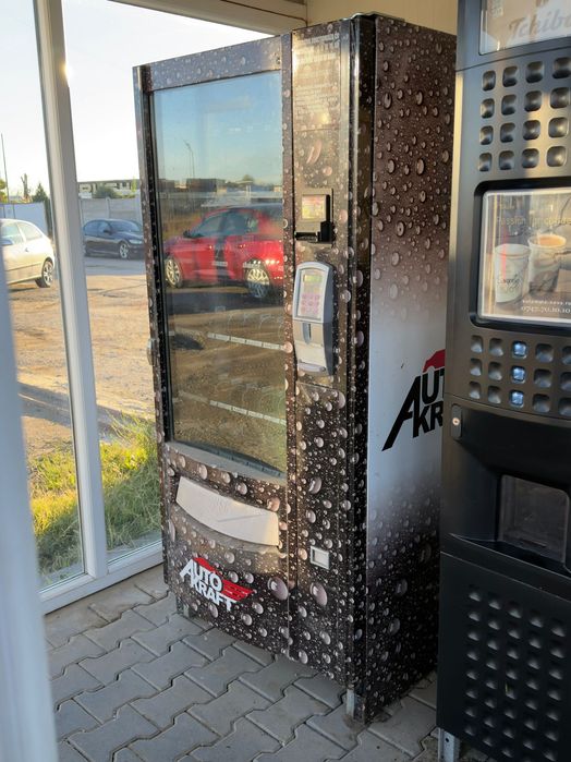 Vând Automat de Snacks-uri și Băuturi Reci