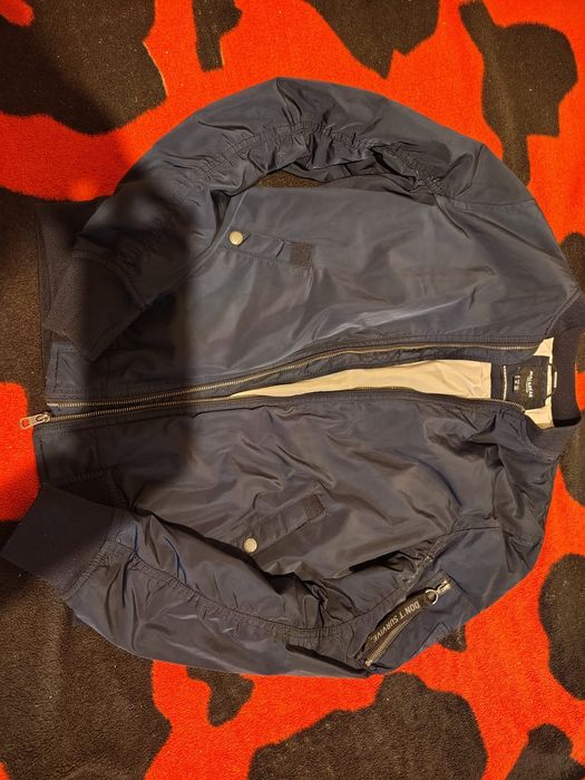 Geacă  pull&Bear  marimea m 
Geacă bombggger bleu:
Geacă bomber bleuma