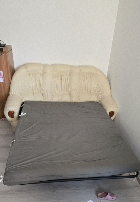 Vând canapea piele ecologică, extensibilă, trei persoane