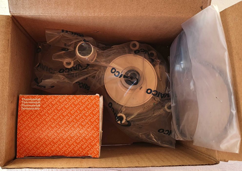 Продавам водна помпа   и термостат комплект за AUDI, VW, BENTLEY