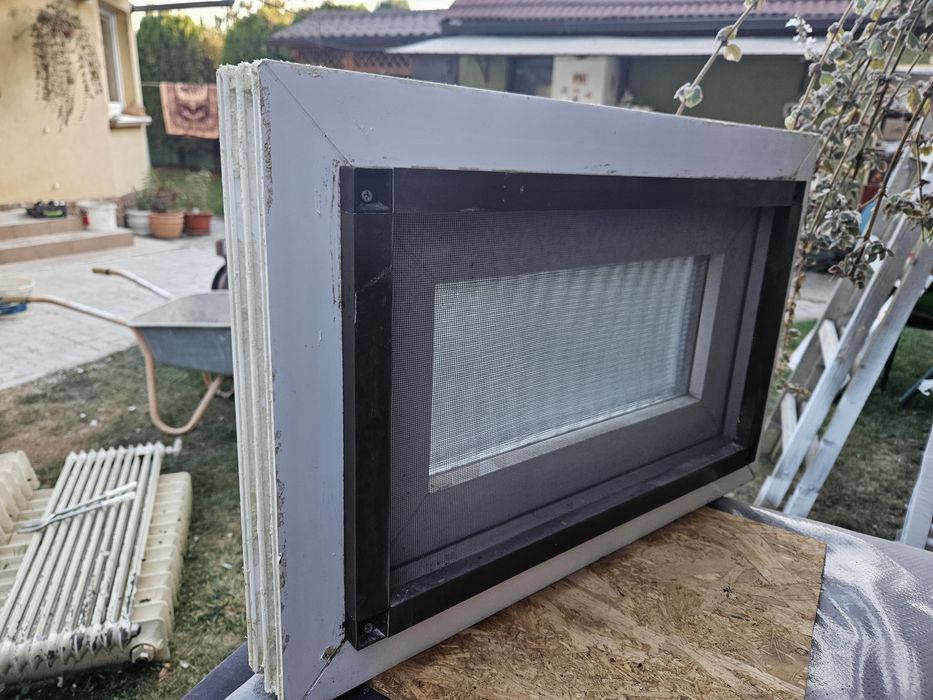 Geam baie cu sticlă mață si plasă insecte