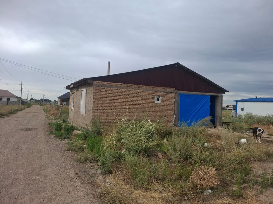 Недостроенный дом с участком