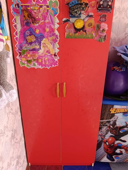 двухярусный кровать и шкаф продам