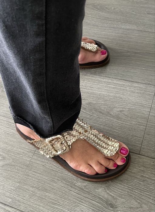 Продава маркови дамски чехли