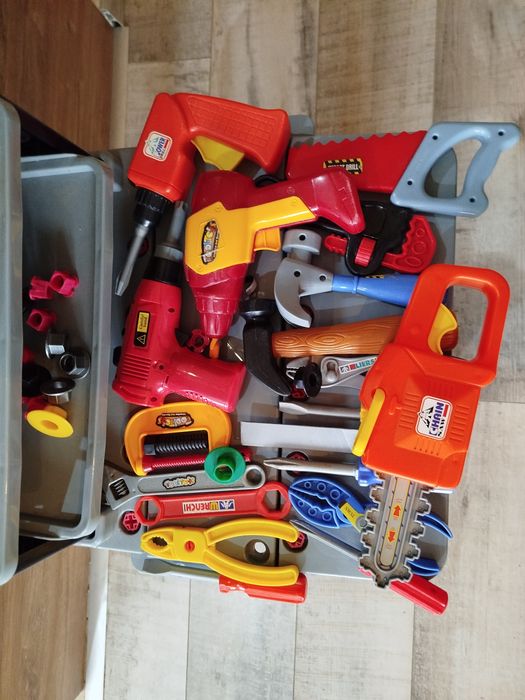 Детска работна масичка с инструменти