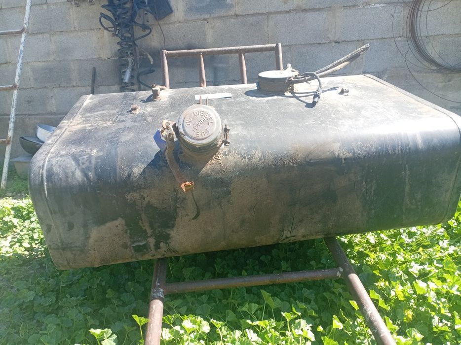 Продам бензобак в хорошем состоянии.