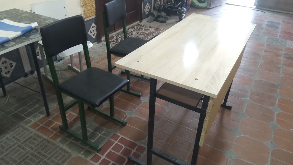 Продаётся парта.