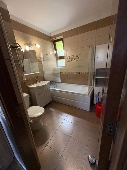 Ap la demisol 3 camere 50mp str Scolii Dambul Rotund! Parcare inclusa