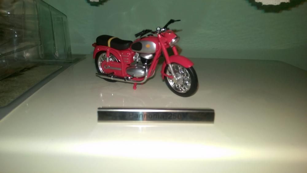 se vinde macheta,jucarie motoreta Pannonia TL 250F,tractor si autobus.