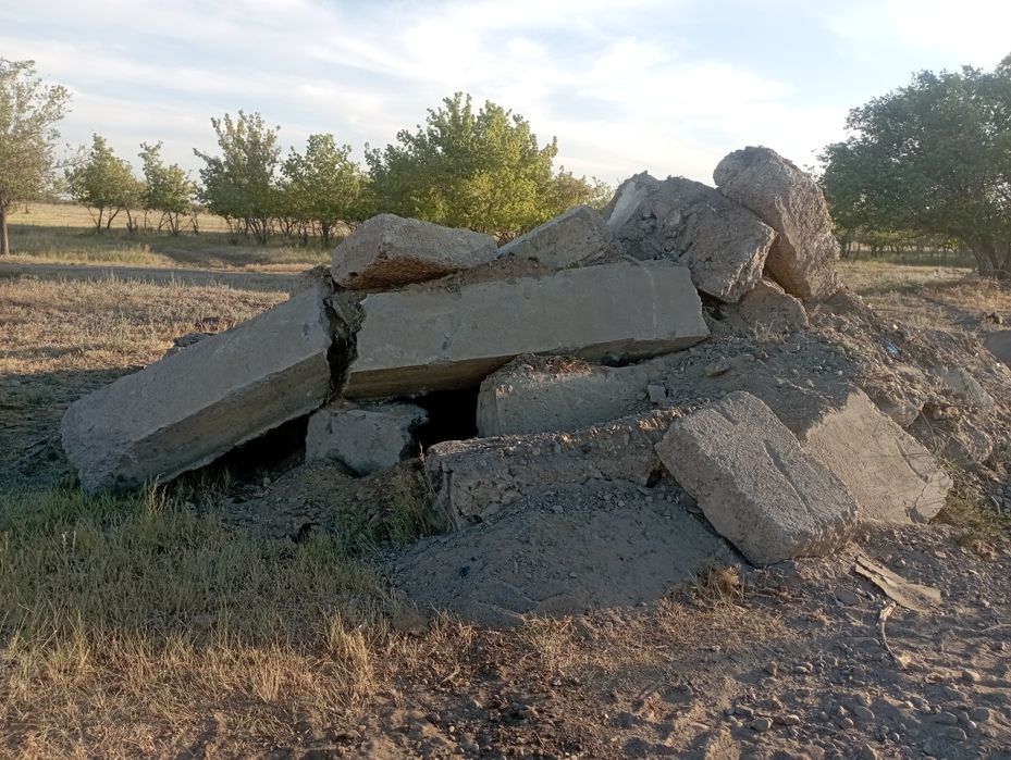 Отдам даром бетонные блоки.