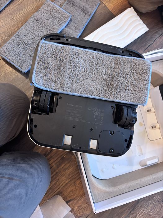 Irobot M6-Robot spala pardoseala.