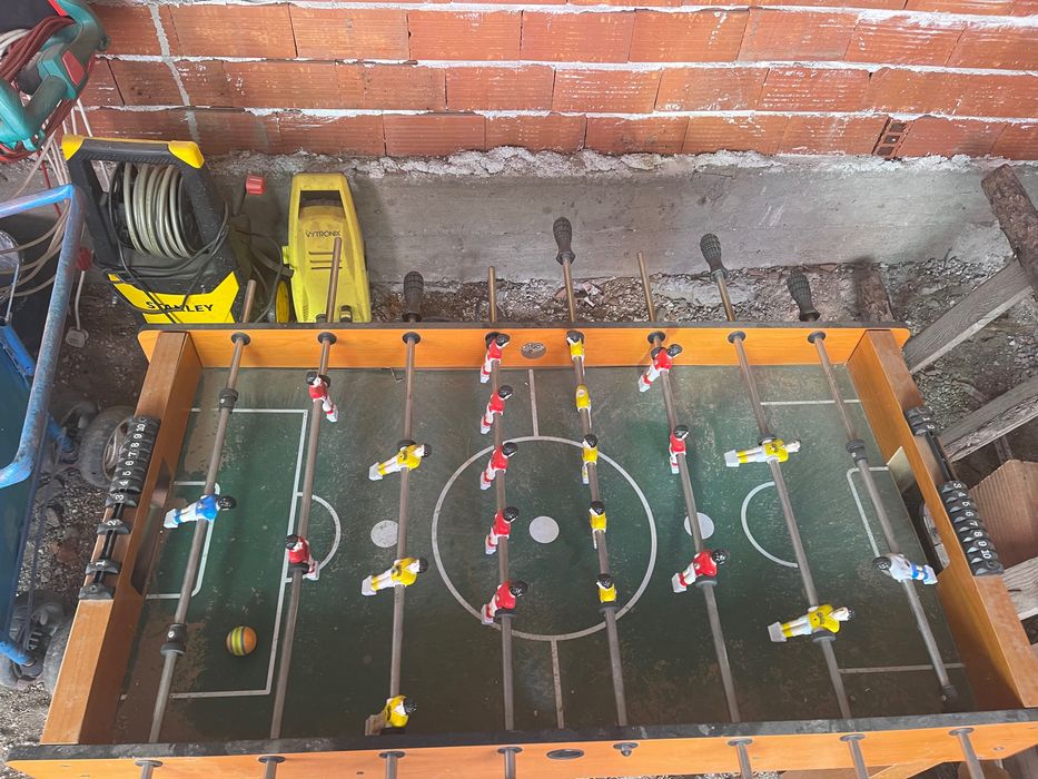 Беляртна маса тенис на маса и джаги