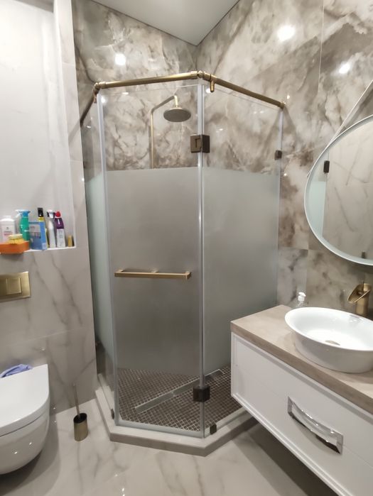 Душевая кабина, перегородки из стекла.