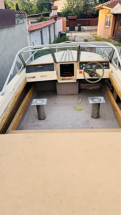 Моторна лодка Glastron