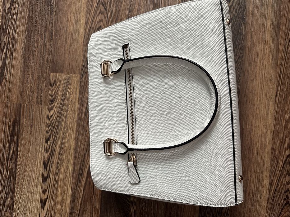 Нова чанта Guess.